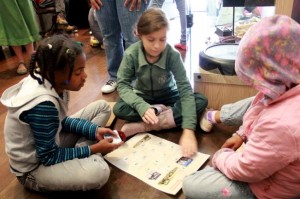 Jogo da memória na Sala de Memórias: Alunos do 4º ano da E. M. Prof. Hélio Homem de Faria durante jogando o “Jogo da Memória - ‘Tecelagem’ – Foto: Marilêne Marinho