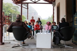 Encontro Intergeracional na Estação - Bate-Papo com o Entrevistado do Vale Registrar: Vicente Juliano e Efigênia Sacramento durante o bate-papo com os alunos do 4º ano da E. M. Prof. Hélio Homem de Faria, na plataforma da Estação – Foto: Marilêne Marinho
