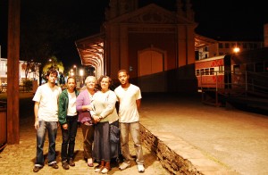 A entrevistada Maria Clara Celestino Souza no pátio da Estação Ferroviária de Mariana, com a equipe do Vale Registrar – Rodrigo Lima (estagiário), Cristiane Evangelista (produtora), Josanne Simões (entrevistadora) e Wesley Souza (assistente de câmera). Foto: Rafael Santos