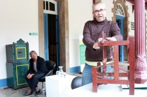 Encontro Intergeracional na Estação - Bate-Papo com o Entrevistado do Vale Registrar: O entrevistado durante a demonstração das etapas de fabricação do tecido utilizando o pequeno tear como ilustração – Foto: Marilêne Marinho