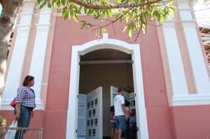 Visitantes apreciam a exposição de fotos selecionadas pelos participantes da 3ª Oficina de Fotografia Digital, na Sala Multiuso, na Estação Ferroviária de Mariana. Foto: Marianne Fonseca