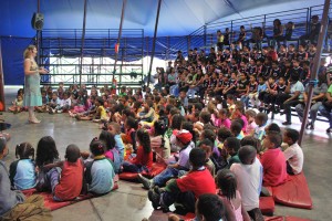 Crianças assistem atentamento à apresentação