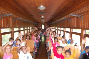 Crianças da Escola Municipal Dom Luciano.
