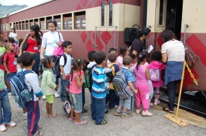 Crianças embarcando no Trem da Vale. Participantes do Circuito Rede de Ensino. 