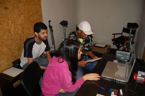 Participantes editando o material videográfico. Foto: Rafael Santos