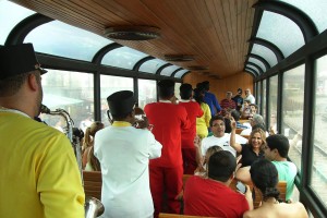 Incrível Banda se percorre o vagão panorâmico do Trem da Vale 